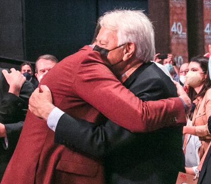 Pedro Sánchez abraza al exlíder socialista, Felipe González, en el Congreso del PSOE de 2021.