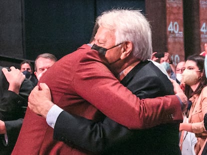 Pedro Sánchez abraza al exlíder socialista, Felipe González, en el Congreso del PSOE de 2021.