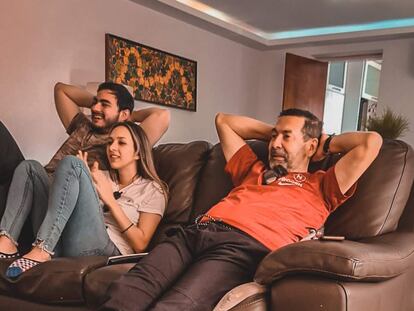 Daniel Alejandro junto a su novia y su suegro mientras siguen un partido entre FC Barcelona y Real Madrid en Caracas (Venezuela).