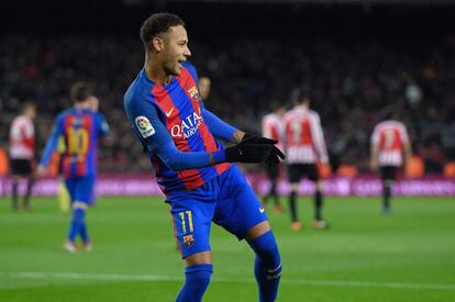 Neymar, celebra su tanto de penalti.