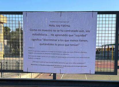 La comunidad educativa del Colegio Virgen de la Paz coloca carteles fuera del colegio. Imágenes publicadas en las redes del AMPA.