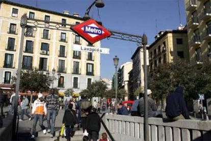 Plaza de Lavapiés, centro de un barrio celebrado en zarzuelas y entremeses, ahora con una importante presencia de inmigrantes.