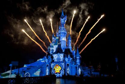 Uno de los momentos del espectáculo nocturno <i>Disney Dreams</i> durante el cual el castillo de la Bella Durmiente se convierte en Notre Dame.