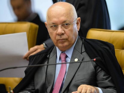 Zavascki em sessão do STF em março de 2016.