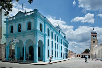 Camagüey es una provincia cubana a contracorriente, que pasa de habaneros y santiagueros y va a su aire. Los viajeros que recorren la isla paran para ver su capital, Camagüey, una ciudad de antiguos piratas, tinajones de barro, iglesias y calles laberínticas que nos recordarán a una medina marroquí pero con iglesias católicas, plazas escondidas y secretos artísticos en cada rincón.