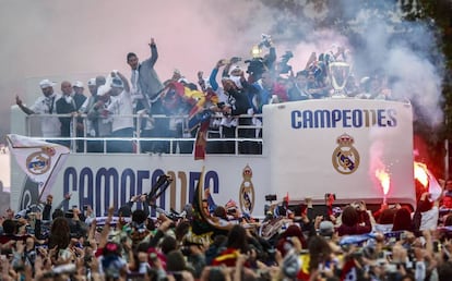 El autobús del Ral Madrid en Cibeles.