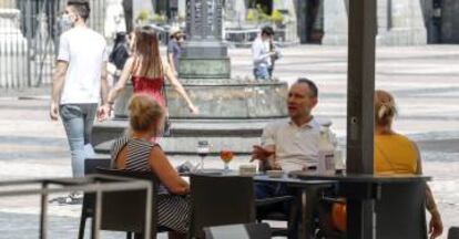 Clientes en la terraza de un bar de Madrid.