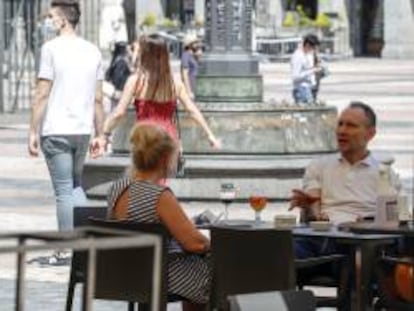 Clientes en la terraza de un bar de Madrid.