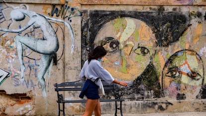 Una estudiante pasea delante de una pintada en La Habana, este miércoles.