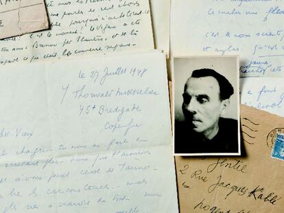 Algunas de las cartas de Céline que salen a subasta en París, y una fotografía del escritor.