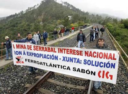 Trabajadores de la mina de Serrabal caminan por la vía del tren en protesta por el trazado del AVE.