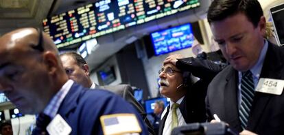 Varios agentes de cambio y bolsa trabajan en el parqué de Nueva York, Estados Unidos. EFE/Archivo