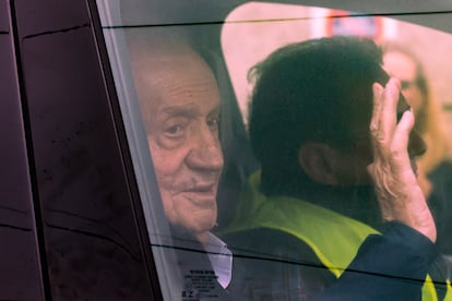 El rey emérito, Juan Carlos I, el pasado domingo en un vehículo conducido por su amigo Pedro Campos, a su salida del de Sanxenxo (Pontevedra) en dirección al aeropuerto de Vigo.