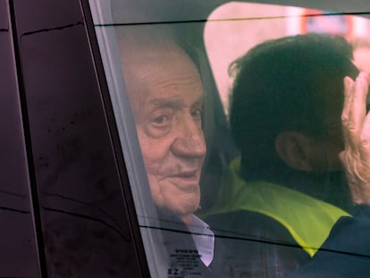 El rey emérito, Juan Carlos I, el pasado domingo en un vehículo conducido por su amigo Pedro Campos, a su salida del de Sanxenxo (Pontevedra) en dirección al aeropuerto de Vigo.