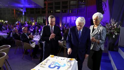 Los expresidentes del BCE Mario Draghi (izquierda) y Jean-Claude Trichet (centro), junto a Christine Lagarde durante la celebración del 25º aniversario del euro, en Fráncfort.