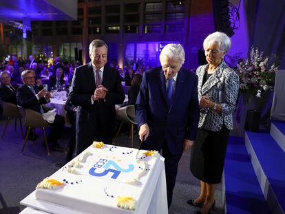 Los expresidentes del BCE Mario Draghi (izquierda) y Jean-Claude Trichet (centro), junto a Christine Lagarde durante la celebración del 25º aniversario del euro, en Fráncfort.