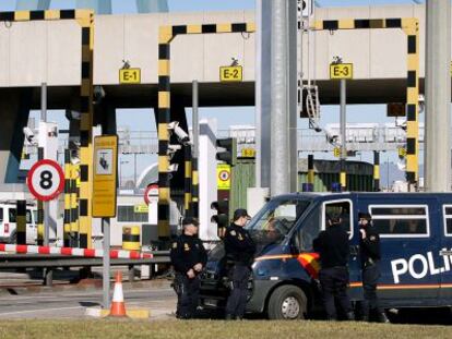 La policía custodia el acceso al puerto de Valencia durante la huelga de los transportistas.