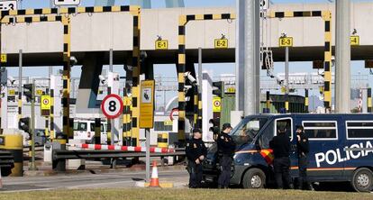 La policía custodia el acceso al puerto de Valencia durante la huelga de los transportistas.