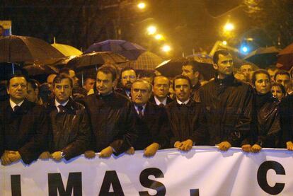 La marcha de Madrid, la más multitudinaria, estuvo encabezada por el presidente del Gobierno José María Aznar, el entonces líder de la oposición, José Luis Rodríguez Zapatero, y el Príncipe Felipe. En la imagen, de izquierda a derecha, José Manuel Durao Barroso, Ángel Acebes, José Luis Rodríguez Zapatero, Jean Pierre Raffarin, Silvio Berlusconi, José María Aznar, el príncipe Felipe y la infanta Elena.