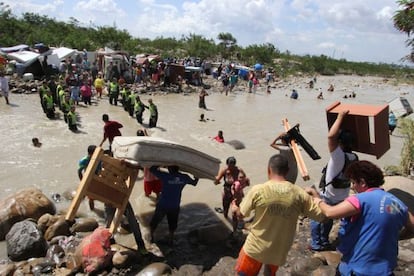 Un grupo de colombianos cruza ela frontera con Venezuela. 