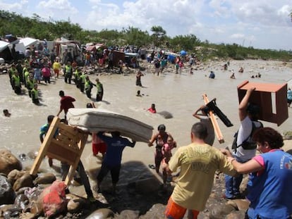 Un grupo de colombianos cruza ela frontera con Venezuela. 