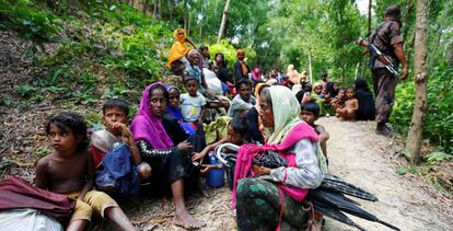 Guardas fronterizos de Bangladés custodian a un grupo de refugiados rohingya.