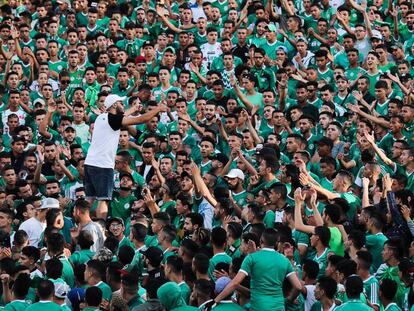 Aficionados del Raja Casablanca, durante un partido en su estadio, el pasado 29 de julio.