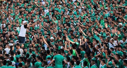 Aficionados del Raja Casablanca, durante un partido en su estadio, el pasado 29 de julio.