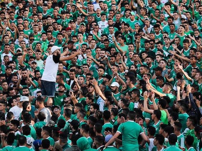 Aficionados del Raja Casablanca, durante un partido en su estadio, el pasado 29 de julio.