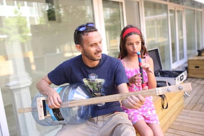 El lutier Pablo Gallardo con su guitarra reciclada.