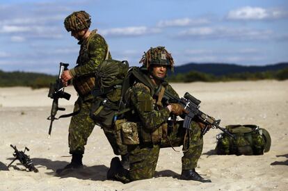 Los uniformados pertenecen a la brigada de Infantería de Choque número 173 de Estados Unidos y al regimiento canadiense de Infantería Ligera Princesa Patricia, según informaron medios locales.En la imagen, tropas de Canadá durante un ejercicio cerca de Olkusz (Polonia).