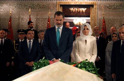 Los reyes Felipe VI y Letizia participan en la tradicional ofrenda floral ante el Mausoleo donde están las tumbas de Mohamed V y Hasán II, este jueves, en Rabat, durante la segunda jornada de su visita de Estado a Marruecos.