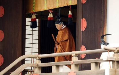 O imperador Akihito participa de um ritual xintoísta antes de sua abdicação, no qual ele será o primeiro relevo da vida no Trono do Crisântemo, registrado no Japão em dois séculos. Na imagem, Akihito no Santuário Imperial (Kashikodokoro) no Palácio Imperial em Tóquio.