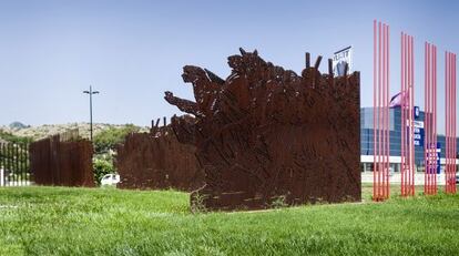 Escultura &lsquo;25 d&#039;abril de 1707&rsquo; de Antoni Mir&oacute; en su ubicaci&oacute;n actual en la entrada de Gandia. 