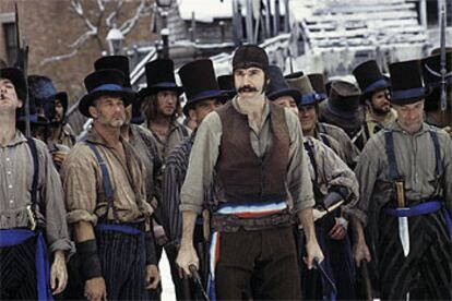 El actor Daniel Day-Lewis, en el centro de la imagen de <i>Gangs of New York</i>.