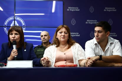 Patricia Bullrich junto a Griselda Heredia y Kevin Gallo, madre y hermano de Nahuel Agustín Gallo, un suboficial de la Gendarmería argentina detenido tras intentar entrar irregularmente en Venezuela.