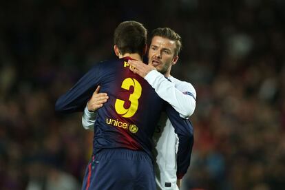 Beckham saluda a Piqué al finalizar el partido en el Camp Nou.