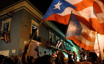 Manifestantes protestan contra de Roselló, en San Juan.