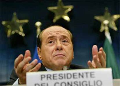 Berlusconi da cuenta a los periodistas del fracaso de la Cumbre.