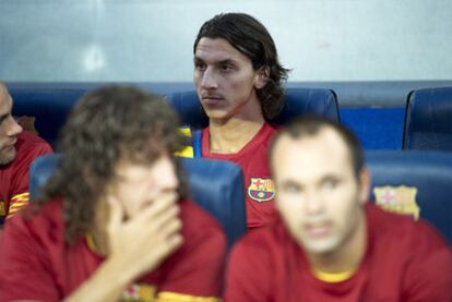 Ibrahimovic, en el banquillo, tras Puyol e Iniesta.