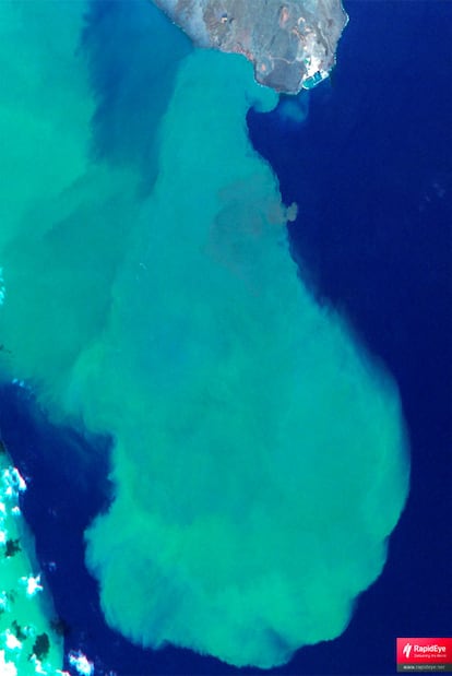 Fotografía facilitada por la empresa RapidEye de los efectos de las recientes erupciones en la isla de El Hierro tomada el pasado domingo desde uno de los satélites de la compañía alemana