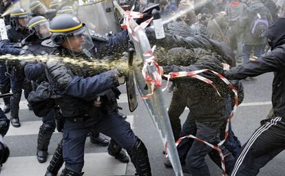 <a href="http://elpais.com/elpais/2015/11/29/album/1448810319_713654.html"><B>FOTOGALERÍA: </B></a>La policia carrega contra els manifestants a París.