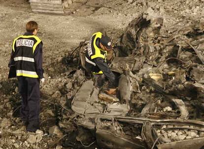 Según los cálculos de Emergencias, desde el domingo se han sacado 90 camiones de escombro, lo que hablaría de entre 900 y 1.200 toneladas de escombros. en las tareas de limpieza y búsqueda de los dos desaparecidos trabajan 20 hombres, repartidos en tres dotaciones.