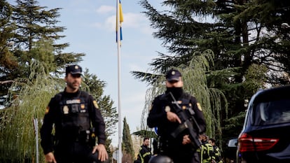 Dos agentes de Policía en la Embajada de Ucrania, donde se ha producido una explosión, este miércoles.