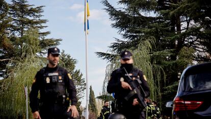 Dos agentes de Policía en la Embajada de Ucrania, donde se ha producido una explosión, este miércoles.