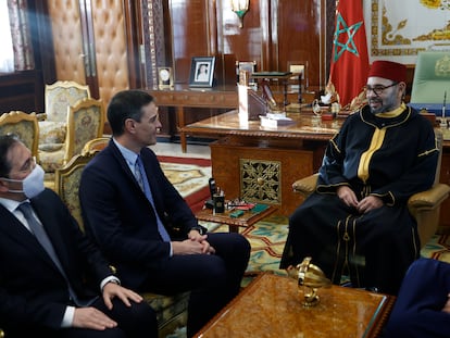 Pedro Sánchez y el ministro de Asuntos Exteriores, José Manuel Albares, en una reunión con el rey Mohamed VI de Marruecos en abril de 2022 en el Palacio Real de Rabat, Marruecos.