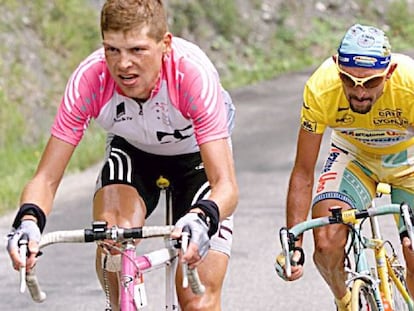 Jan Ullrich y Marco Pantani en el Col de la Madeleine en el Tour del 98