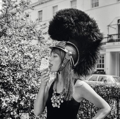 La cantante y actriz en Londres con un casco del rodaje de ‘Lejos del mundanal ruido'.