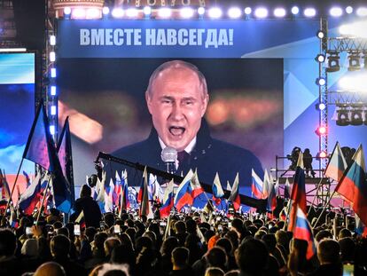 El presidente ruso, Vladímir Putin, en una pantalla en la Plaza Roja de Moscú, durante las celebraciones por la anexión de cuatro regiones ucranias, el 30 de septiembre.