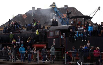 Espectadores curiosos se reúnen durante el 24º desfile de locomotoras de vapor de Wolsztyn (Polonia).